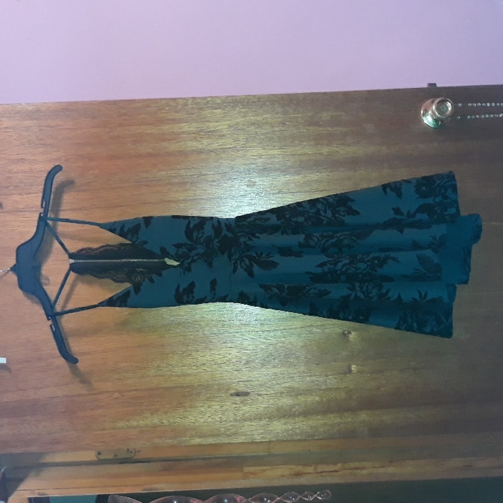 Windsor Dress - Picture 2 of 9